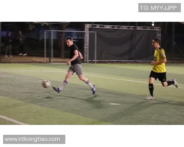 足球明星独特射门技巧揭秘助你提升球技的绝佳秘籍